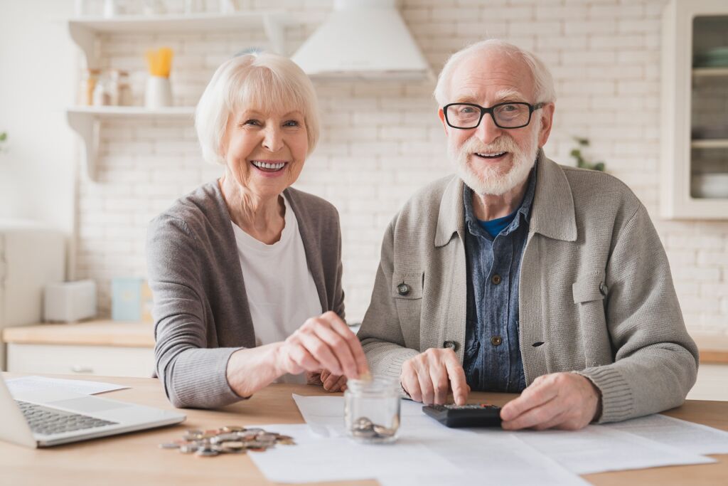 ein älteres Ehepaar, dass über Immobilienverrentung nachdenkt