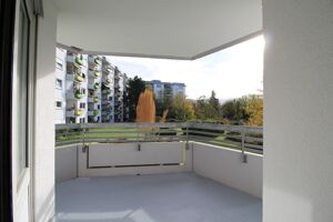 Ein überdachter Balkon lädt mit seiner tollen Größe zum Verweilen ein.