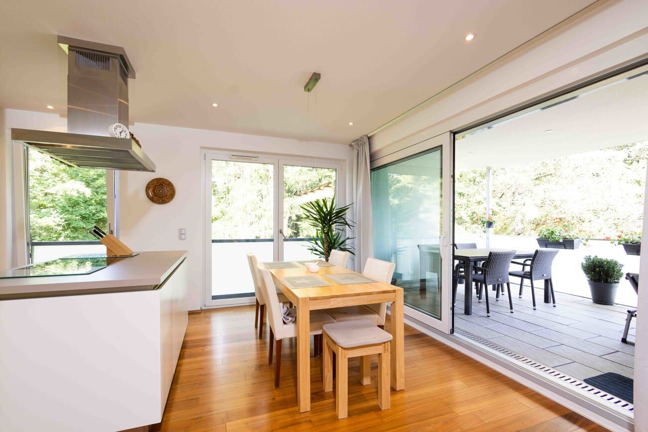 Offene Küche und Essbereich mit Balkonzugang