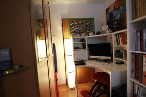 Außerdem bietet das Wohnzimmer Platz für einen Schreibtisch und Computer