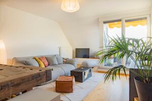 Das gemütliche Wohnzimmer fügt sich ideal in...