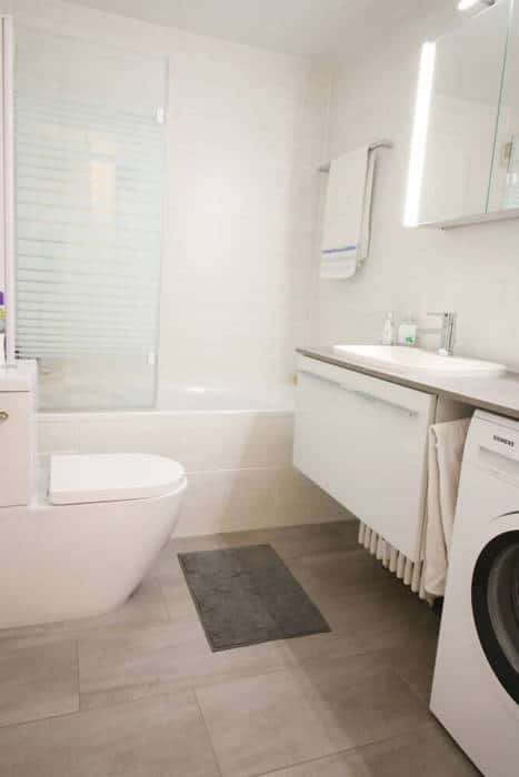 Modernes Badezimmer mit Waschmaschinenanschluss