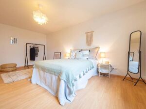 Das großzügige Schlafzimmer lädt zum Wohlfühlen ein...