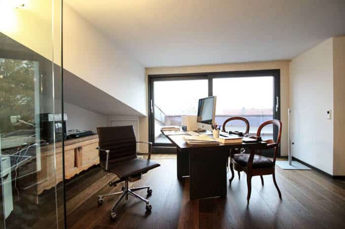 komfortables Arbeitszimmer mit Balkon und einladender Aussicht