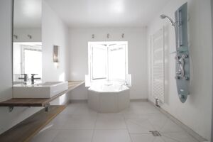 Modernes Tageslichtbadezimmer