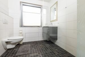 ..und einem hellen Badezimmer.