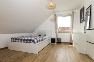 Im Dachgeschoss befindet sich eine weitere Wohnung mit Schlafzimmer, Wohnzimmer..