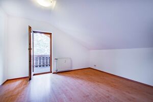 Elternschlafzimmer mit Zugang zum zweiten Balkon