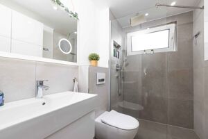 Ein modern und zeitlos gestaltetes Bad mit bodentiefer Dusche