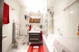 Modernes und gepflegtes Badezimmer mit Badewanne
