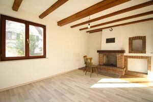 Gemütliches Wohnzimmer mit offenen Kamin und märchenhafter Holztramdecke.