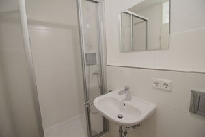Das rundum renovierte Badezimmer ist funktional und zeitlos eingerichtet.