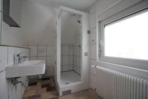Das kompakte Badezimmer ebenfalls renoviert