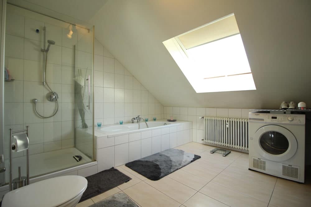 Das moderne Badezimmer- mit Badewanne und Dusche.