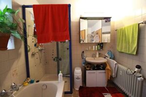 Badezimmer mit Fenster- Wannenbad und Dusche