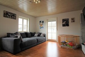 Das große Wohnzimmer mit Zugang zu dem Balkon.
