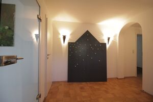 Ein weitläufiger Eingangsbereich bietet viel Platz für Stauraum