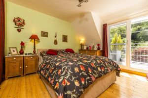 Das großzügige Schlafzimmer lädt zum träumen ein!