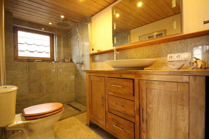 Das Badezimmer mit großer bodenebener Regendusche.