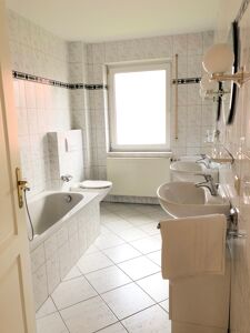 Tageslichtbad mit Wanne und Dusche