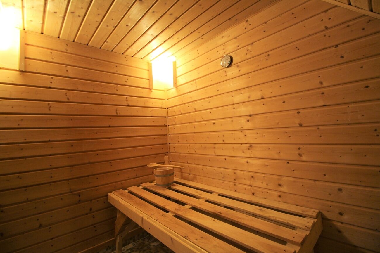 oder genießen Sie die wohlige Wärme in der großzügigen, angrenzenden Sauna