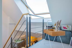 Über eine luftige Holztreppe gelangen Sie ins Dachgeschoss