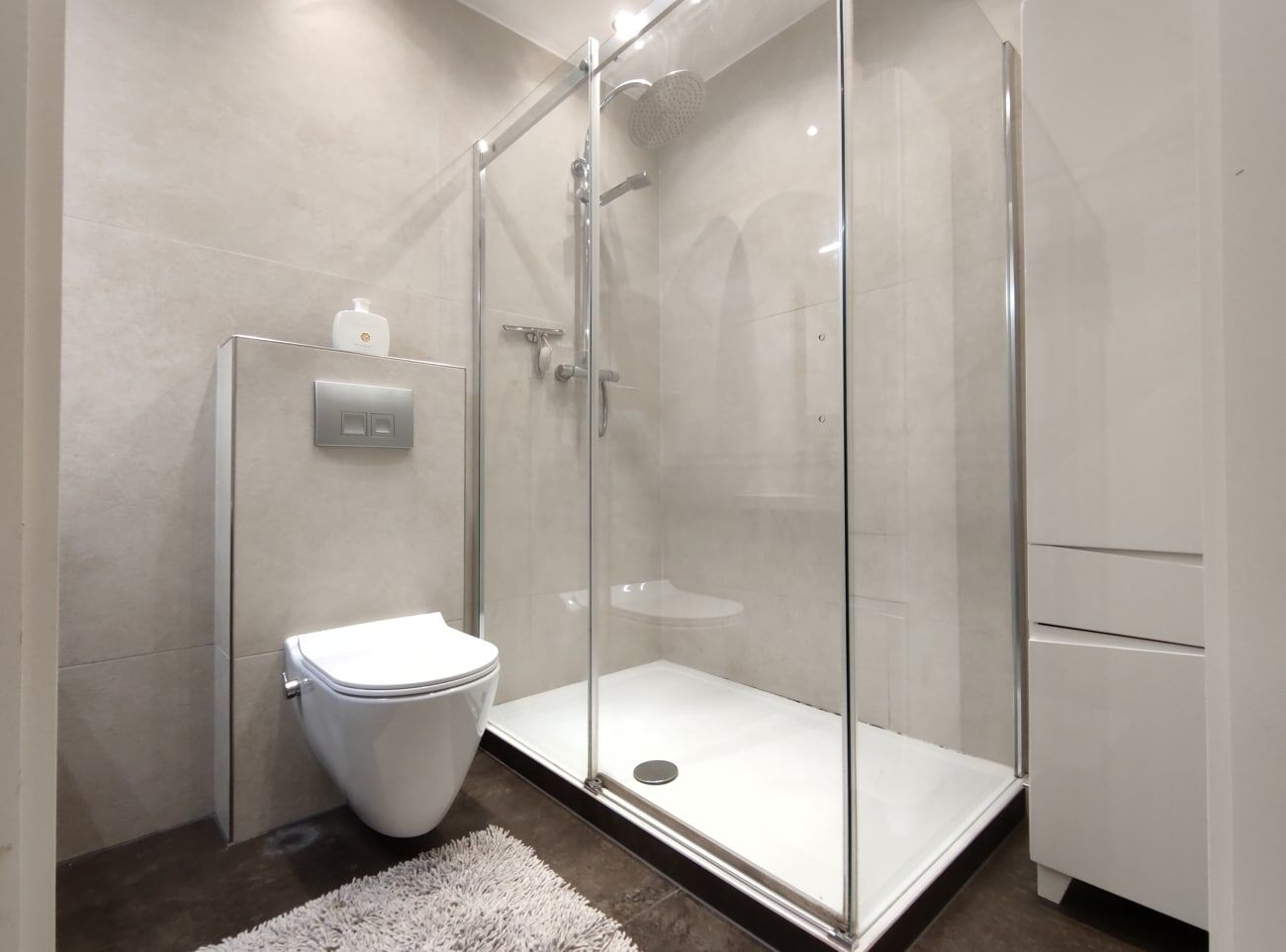 Ein modern gestaltetes Badezimmer