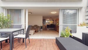 Holzterrasse mit elektrischer Markise, 2 große Hebe-Schiebetüren und Fliegennetzen...