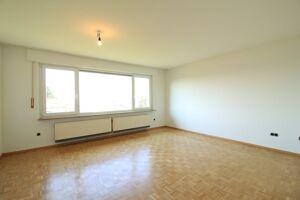 Großzügig geschnittenes Wohnzimmer mit wunderbaren Ausblick über Müllheim, die Rheinebene und die Vogesen