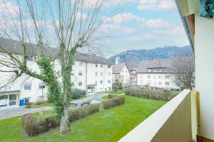 Der Blick von der Loggia ins Grüne.