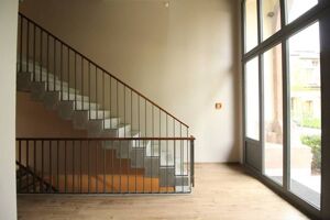 Über den modernen Treppenzugang geht es weiter in richtung Wohnung.