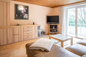 Durch den Flur gelangen Sie in das helle Wohnzimmer...
