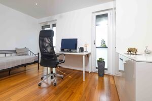 Arbeitszimmer, Hobbyraum oder Kinderparadies mit viel Sonnenlicht