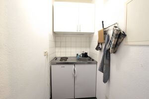 Die Kochnische ist durch eine Wand vom restlichen Bereich abgetrennt
