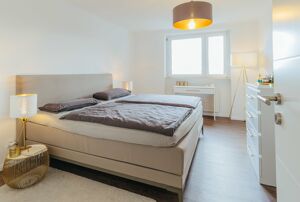 Das schön geschnittene Schlafzimmer lädt zum Wohlfühlen ein.