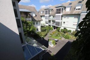 Über den Hausgang erhält man einen Blick in den gepflegten Innenhof