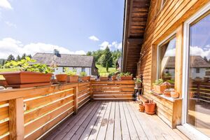 Der angrenzende, neue Balkon erweitert diesen Wohnraum.