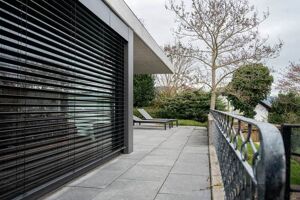 großzügig angelegte Terrasse