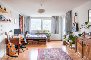 Das größte Zimmer der Wohnung bietet ebenfalls einen herrlichen Ausblick und direkten Zugang auf den Balkon.
