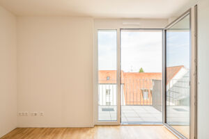 ...gelangen Sie in das erste Zimmer mit Zugang zum Balkon.