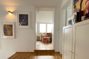 Über eine Treppe gelangt man in den geräumigen Flur, das Gäste/- Kinderzimmer