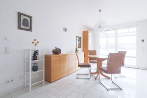 ...mit Zugang zum Balkon