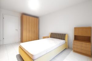 Schlafzimmer mit Zugang zum Balkon