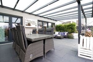 Die großflächige, glasüberdachte Terrasse überzeugt durch...