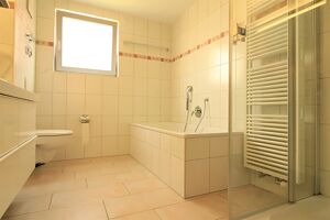 Modernes und großzügiges Badezimmer.