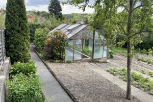 Ein Gemüsegarten mit Glasgewächshaus...