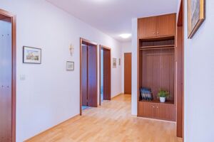 ...mit zusätzlicher Garderobe.