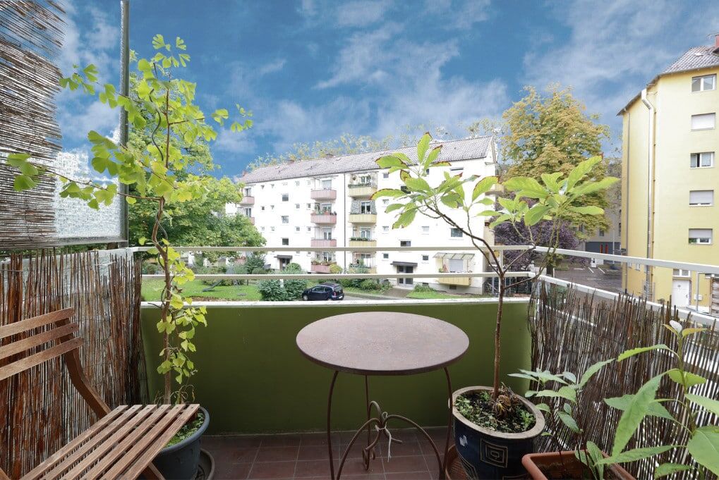 Der Balkon mit Blick ins Grüne erweitert die Wohnung um einen Bereich zum entspannen im Freien.