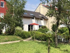 Angrenzend an das Hauptgebäude befindet sich ein Anbau der ebenfalls zu Wohnzwecken genutzt wird.