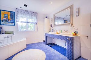 Das geräumige Badezimmer im Erdgeschoss verfügt über eine Badewanne...